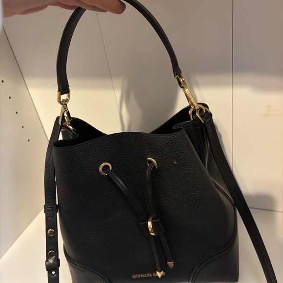 Micheal kors bucket bag/ cross body - Picture 6 of 6